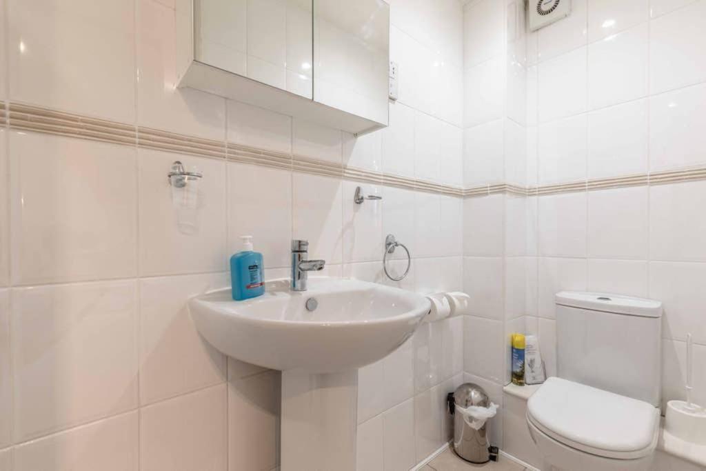 4 Bed 3 Baths In Windsor! Walk 2 The Sights! Legoland 5 Min Drive Casa vacanze Windsor